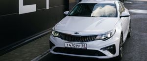 Превью обои kia, автомобиль, вид спереди, белый, парковка