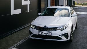 Превью обои kia, автомобиль, вид спереди, белый, парковка