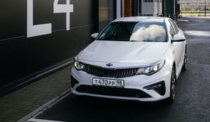 Превью обои kia, автомобиль, вид спереди, белый, парковка