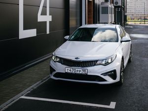 Превью обои kia, автомобиль, вид спереди, белый, парковка