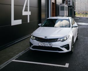 Превью обои kia, автомобиль, вид спереди, белый, парковка