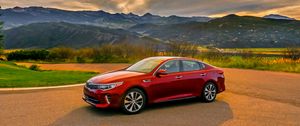 Превью обои kia, optima, красный, вид сбоку, горы