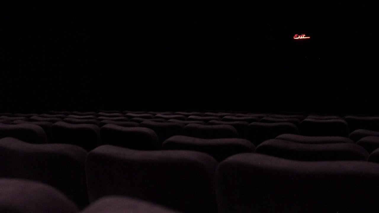 Обои кинотеатр, кресла, темный, темнота