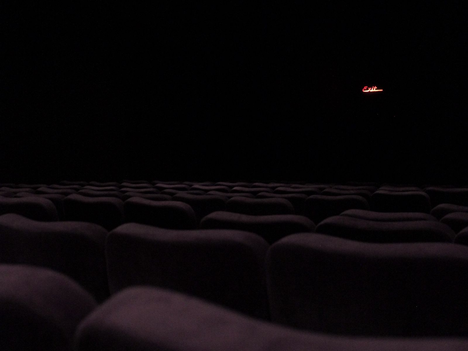 фото в кинотеатре без лица в темноте