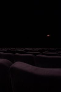 Превью обои кинотеатр, кресла, темный, темнота