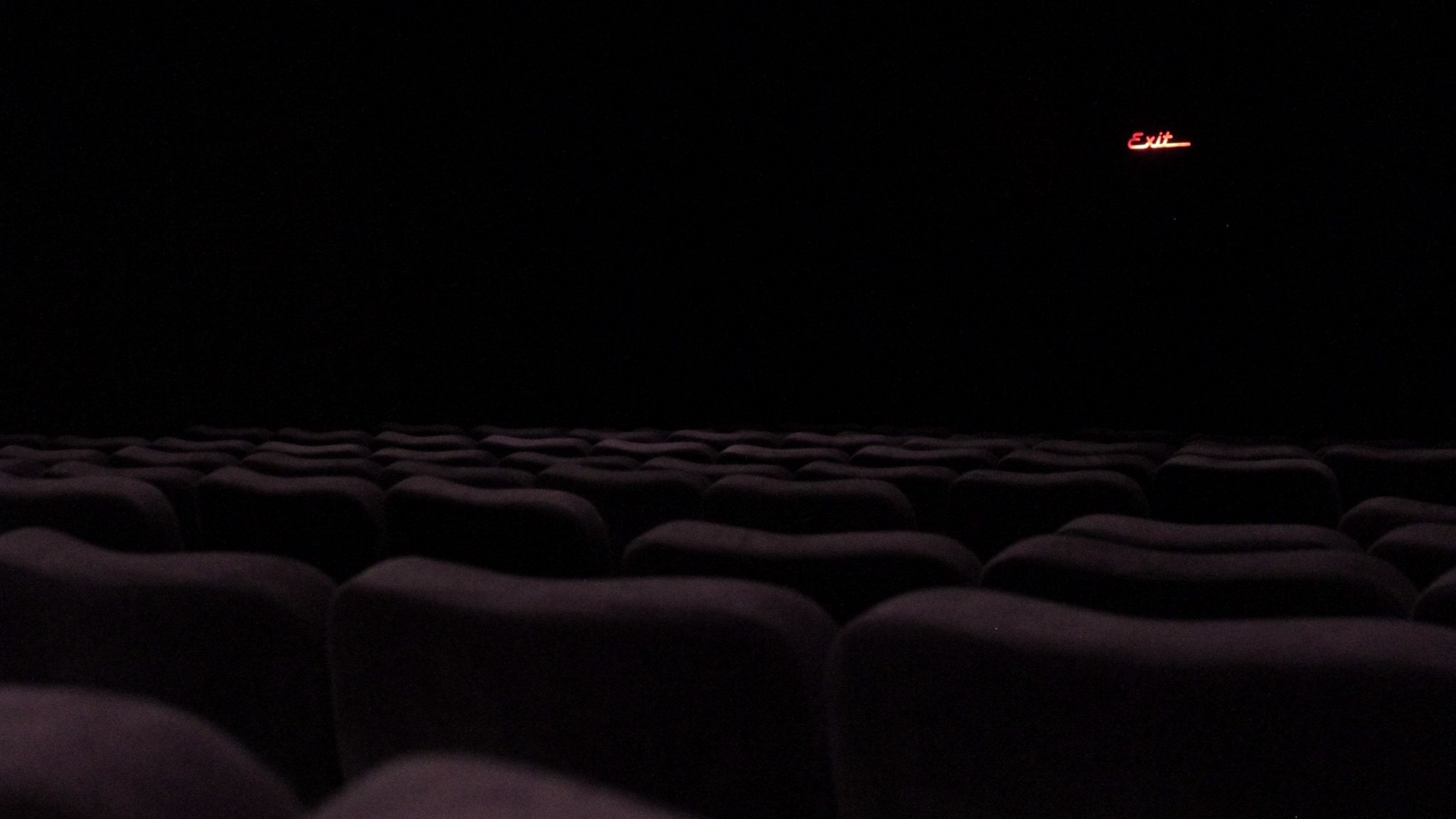 Темный кинотеатр