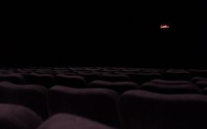 Превью обои кинотеатр, кресла, темный, темнота