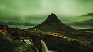 Превью обои киркьюфелл, гора, водопад, звездное небо, исландия