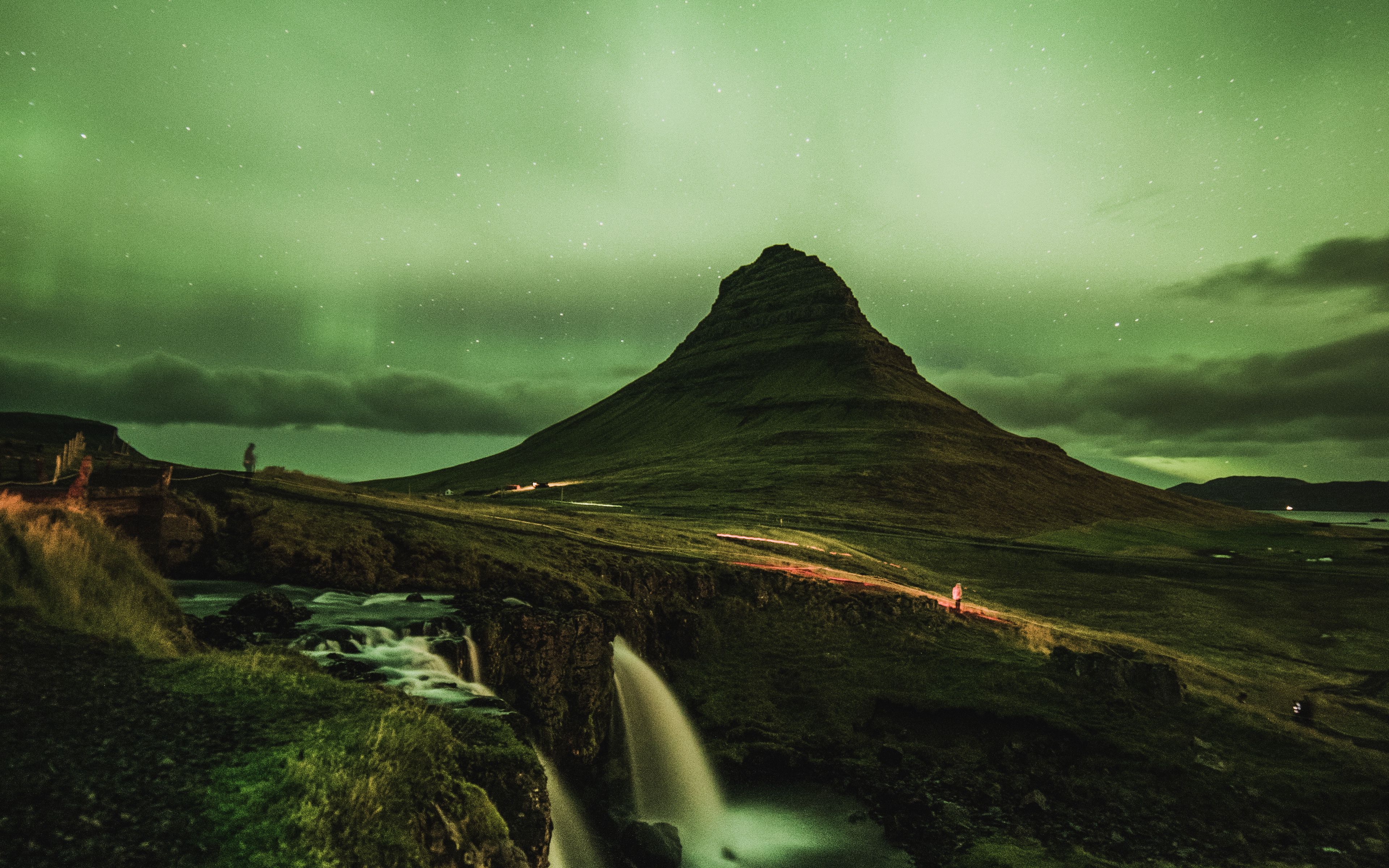 3840x2400 киркьюфелл, гора, водопад, звездное небо, исландия обои 4k ultra ...