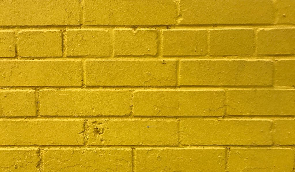 1024x600 Обои кирпичи, желтый, стена, текстура