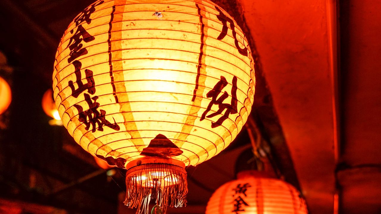 Обои китайские фонари, фонари, иероглифы, свет, свечение