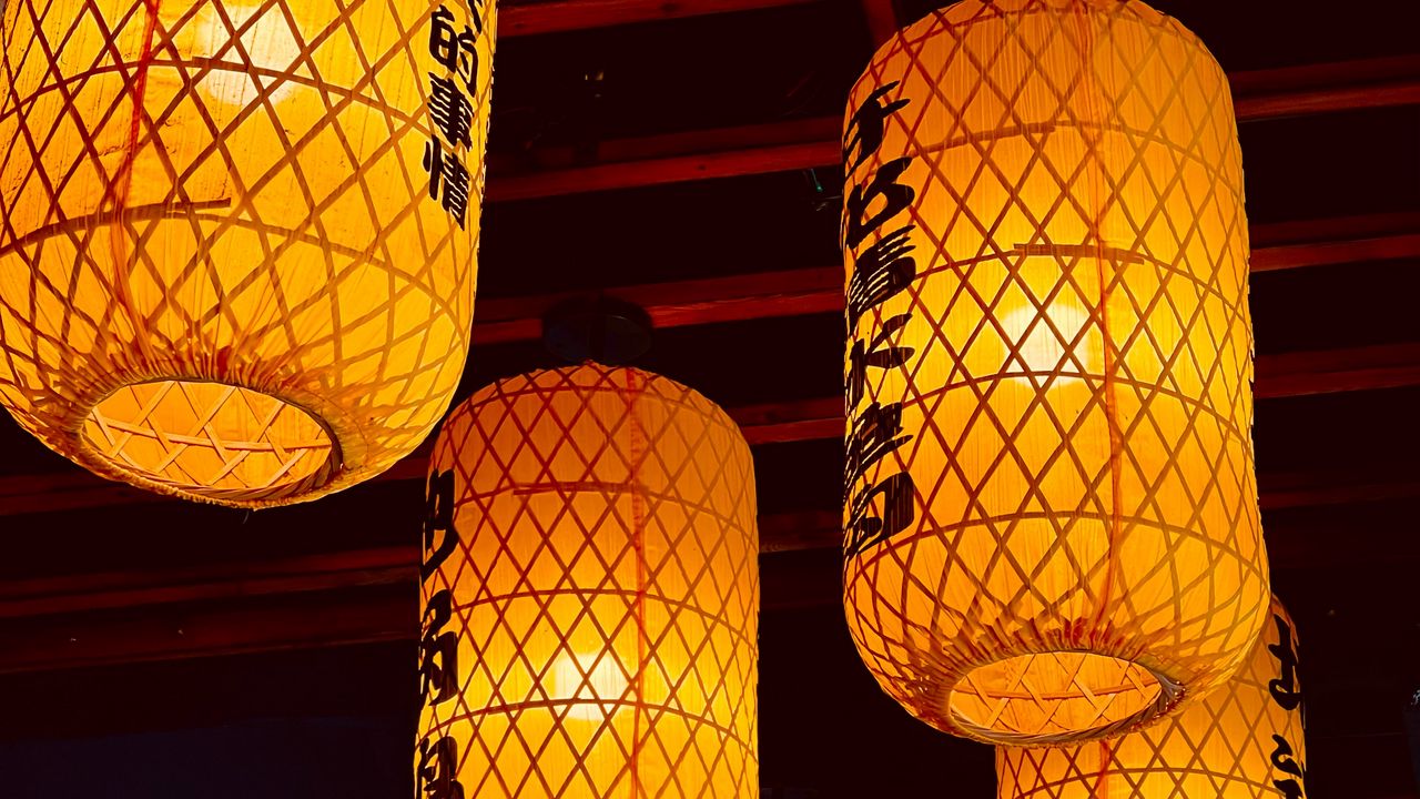 Обои китайские фонарики, фонарики, иероглифы, свет, желтый