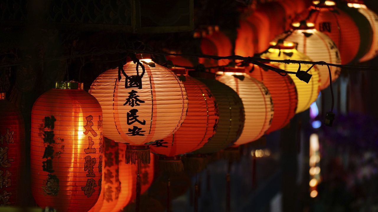 Обои китайские фонарики, фонарики, иероглифы, красный, темный