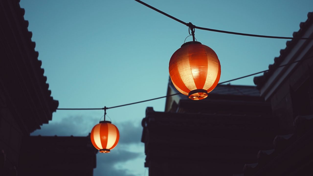 Обои китайские фонарики, ночь, здания, небо