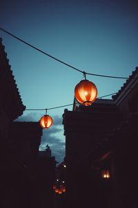 Превью обои китайские фонарики, ночь, здания, небо