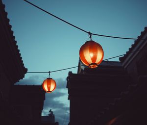 Превью обои китайские фонарики, ночь, здания, небо