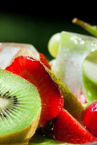 Превью обои киви, клубника, яблоки, фрукты, спелые, сочные, ассорти