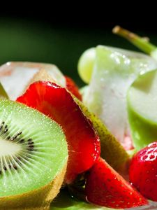 Превью обои киви, клубника, яблоки, фрукты, спелые, сочные, ассорти