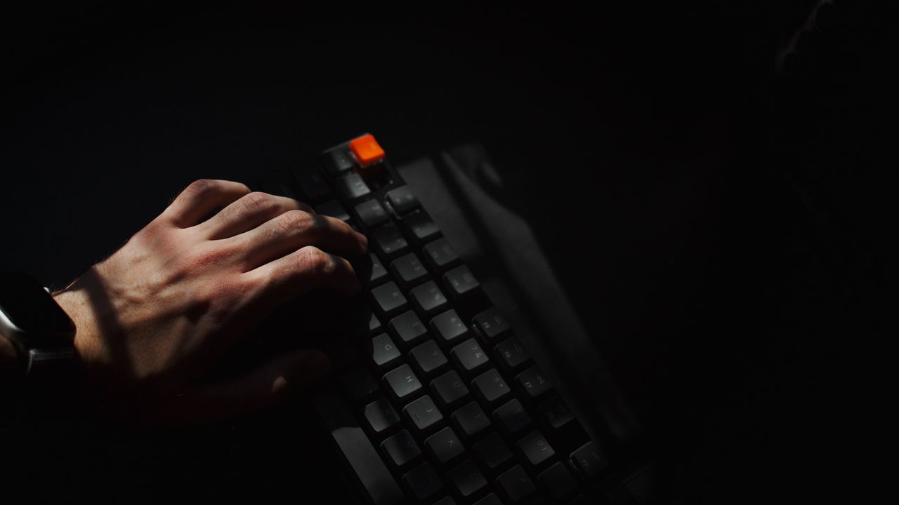 Обои клавиатура, клавиши, рука, хакер, тень, темный