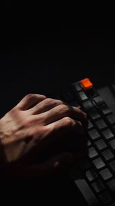 Превью обои клавиатура, клавиши, рука, хакер, тень, темный