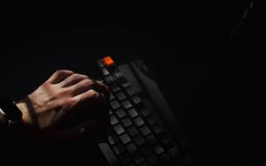 Превью обои клавиатура, клавиши, рука, хакер, тень, темный