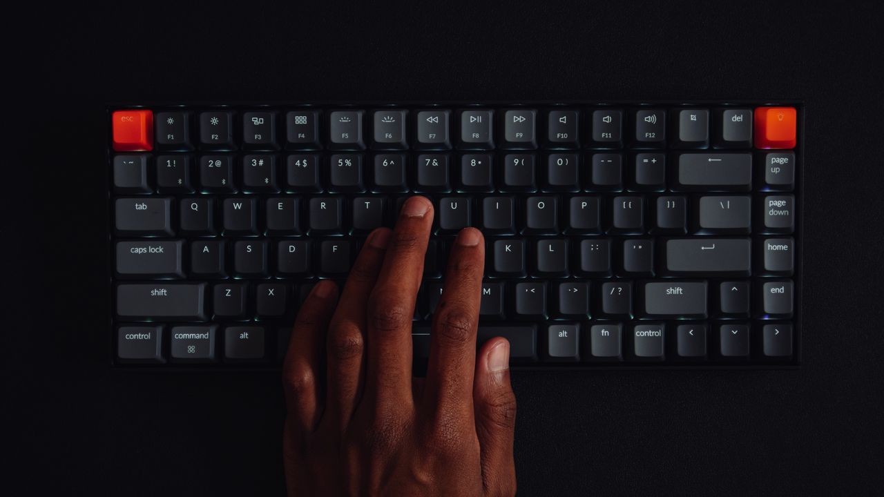 Обои клавиатура, клавиши, рука, хакер, технологии