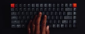 Превью обои клавиатура, клавиши, рука, хакер, технологии