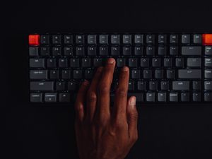 Превью обои клавиатура, клавиши, рука, хакер, технологии