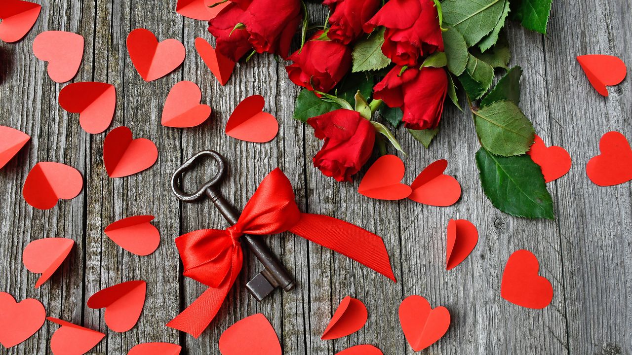 Обои ключ, лента, сердца, розы