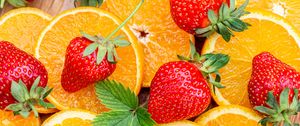 Превью обои клубника, апельсин, фрукты, ягода, дольки