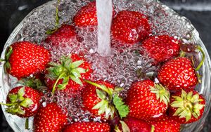 Превью обои клубника, ягода, фрукт, пузыри, вода