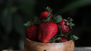 Превью обои клубника, ягода, фрукт, тарелка, газета