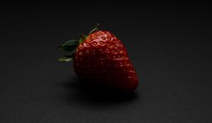 Превью обои клубника, ягода, фрукт, тень, красный
