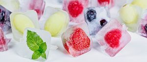 Превью обои клубника, ягода, лед, фрукты