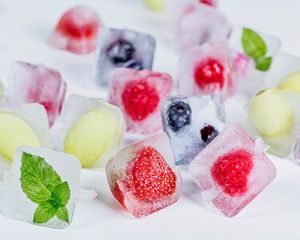 Превью обои клубника, ягода, лед, фрукты