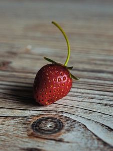 Превью обои клубника, ягода, спелый, деревянный стол