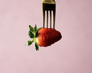 Превью обои клубника, ягода, вилка
