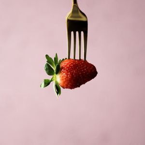 Превью обои клубника, ягода, вилка