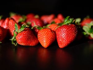Превью обои клубника, ягоды, еда, красный