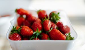 Превью обои клубника, ягоды, еда, размытие, красный