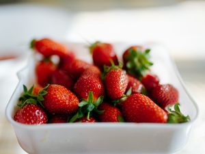 Превью обои клубника, ягоды, еда, размытие, красный