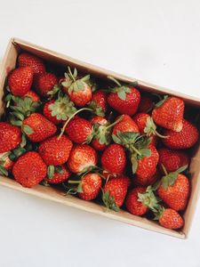 Превью обои клубника, ягоды, фрукты, коробка, красный