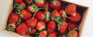 Превью обои клубника, ягоды, фрукты, коробка, красный