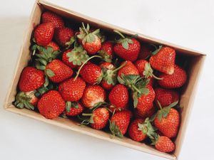 Превью обои клубника, ягоды, фрукты, коробка, красный
