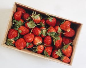 Превью обои клубника, ягоды, фрукты, коробка, красный
