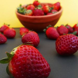 Превью обои клубника, ягоды, фрукты, миска, свежий