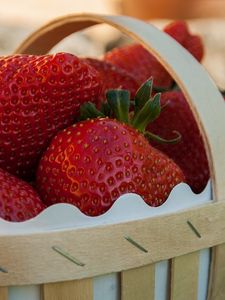 Превью обои клубника, ягоды, корзина, спелый