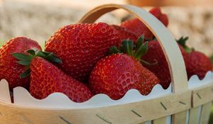 Превью обои клубника, ягоды, корзина, спелый