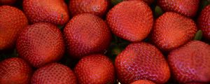 Превью обои клубника, ягоды, листья, еда, красный