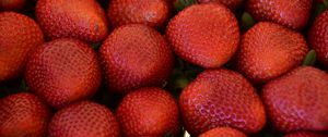Превью обои клубника, ягоды, листья, еда, красный